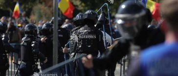 VIDEO Protest în Piața Victoriei/ Bărbat reținut după ce a fost prins având un cuțit asupra sa