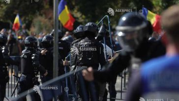 VIDEO Protest în Piața Victoriei/ Bărbat reținut după ce a fost prins având un cuțit asupra sa