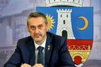 VIDEO Olt: Saci cu oase, găsiți într-o groapă la cimitirul Strehareți; primarul Slatinei acuză administratorul privat