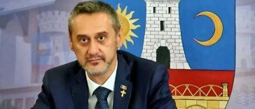 VIDEO Olt: Saci cu oase, găsiți într-o groapă la cimitirul Strehareți; primarul Slatinei acuză administratorul privat