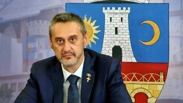 VIDEO Olt: Saci cu oase, găsiți într-o groapă la cimitirul Strehareți; primarul Slatinei acuză administratorul privat