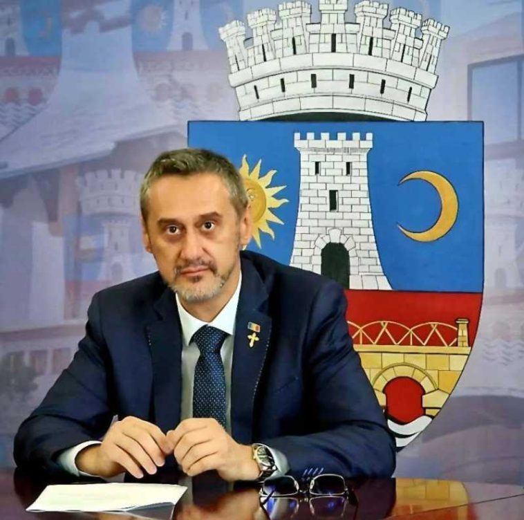 VIDEO Olt: Saci cu oase, găsiți într-o groapă la cimitirul Strehareți; primarul Slatinei acuză administratorul privat