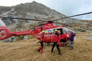 Hunedoara: Turistă germană, salvată cu elicopterul după un incident în Retezat