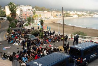 Circa 1.700 de migranți au fost transferați de pe plajele din Ceuta în corturi amenajate în portul exclavei spaniole