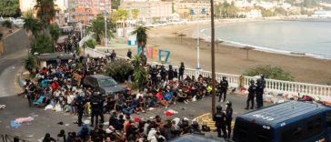 Circa 1.700 de migranți au fost transferați de pe plajele din Ceuta în corturi amenajate în portul exclavei spaniole