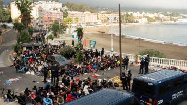 Circa 1.700 de migranți au fost transferați de pe plajele din Ceuta în corturi amenajate în portul exclavei spaniole