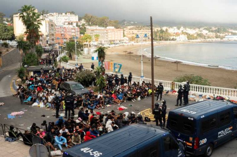 Circa 1.700 de migranți au fost transferați de pe plajele din Ceuta în corturi amenajate în portul exclavei spaniole