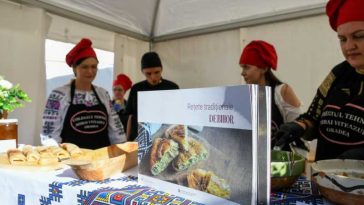 REPORTAJ Bihor: De la opincile din cauciuc la plăcintele pe lespede, gusturile și meșteșugurile tradiționale – aduse la târg
