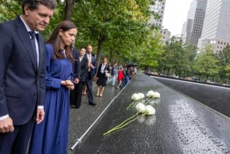 Nicușor Dan și Mirabela Grădinaru au depus flori la Memorialul 9/11 din New York