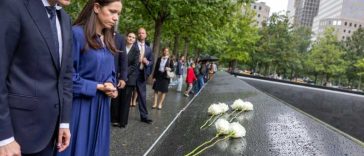 Nicușor Dan și Mirabela Grădinaru au depus flori la Memorialul 9/11 din New York
