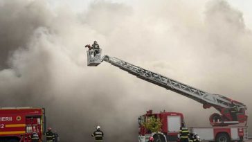 UPDATE Mehedinţi/Intervenţia pompierilor la incendiul de la fabrica de celuloză din Drobeta-Turnu Severin, îngreunată din cauza fumului şi…