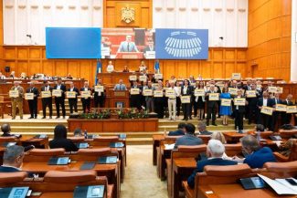 Protest AUR în plenul Camerei Deputaților : ‘Opriți poliția politică!’