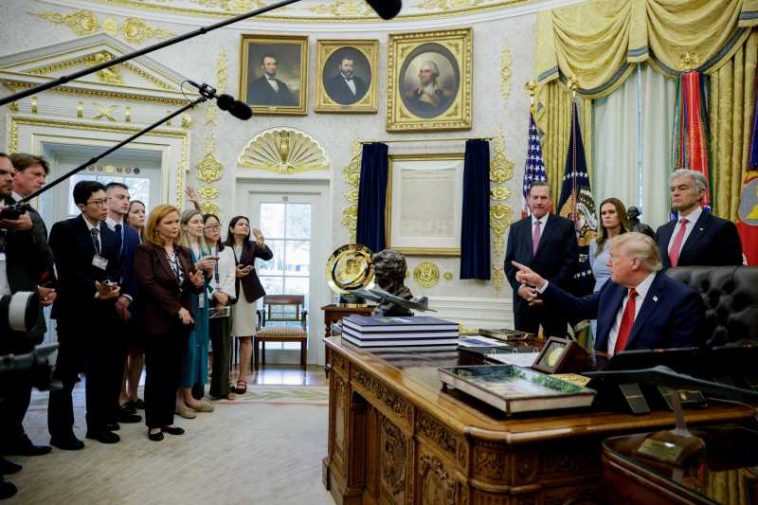 SUA:Televiziunile părăsesc grupul ce transmite activitatea lui Trump, după interdicția unor mass-media la Casa Albă