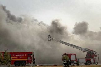 Mehedinți: Pompierii continuă intervenția la fabrica de celuloză afectată de un incendiu de amploare