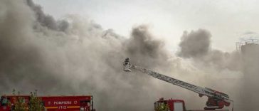 Mehedinți: Pompierii continuă intervenția la fabrica de celuloză afectată de un incendiu de amploare