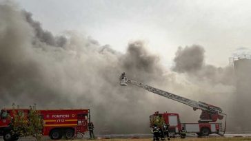 Mehedinți: Pompierii continuă intervenția la fabrica de celuloză afectată de un incendiu de amploare