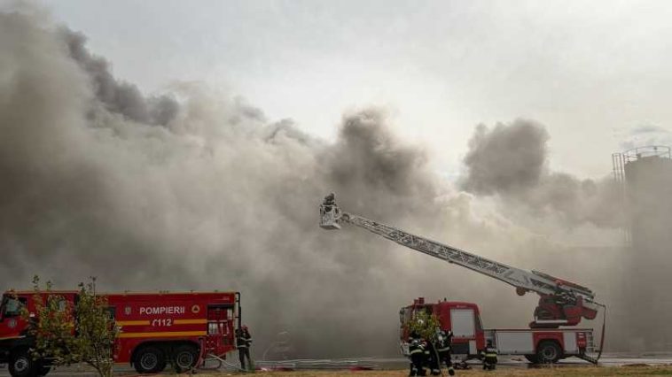 Mehedinți: Pompierii continuă intervenția la fabrica de celuloză afectată de un incendiu de amploare