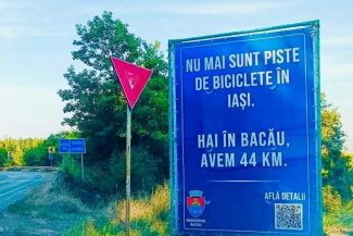 Primăria Bacău a amplasat la intrarea în Iași panouri prin care își promovează pistele de bicicletă