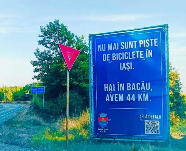 Primăria Bacău a amplasat la intrarea în Iași panouri prin care își promovează pistele de bicicletă
