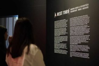 MNIR: Expoziția ‘A.REST 1989 – Arhiva video a Securității’ – deschisă până în noiembrie