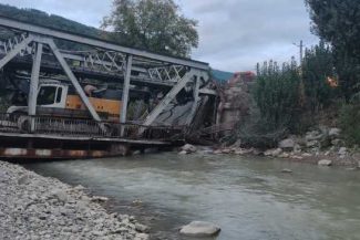 Bacău: Trafic rutier deviat în localitatea Ciobănuș – comuna Asău, după ce un pod de fier s-a deteriorat