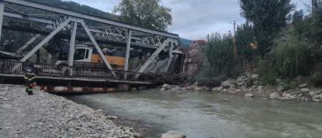 Bacău: Trafic rutier deviat în localitatea Ciobănuș – comuna Asău, după ce un pod de fier s-a deteriorat