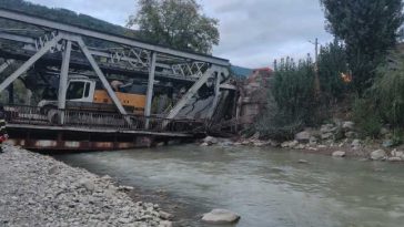 Bacău: Trafic rutier deviat în localitatea Ciobănuș – comuna Asău, după ce un pod de fier s-a deteriorat