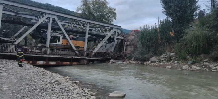 Bacău: Trafic rutier deviat în localitatea Ciobănuș – comuna Asău, după ce un pod de fier s-a deteriorat