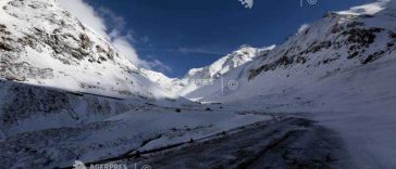 VIDEO Ninsoare abundentă pe Transfăgărășan; drumarii au intervenit cu utilajele de deszăpezire