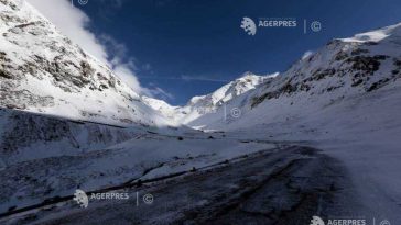 VIDEO Ninsoare abundentă pe Transfăgărășan; drumarii au intervenit cu utilajele de deszăpezire