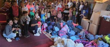 Episcopia Covasnei și Harghitei a distribuit 350 de ghiozdane copiilor din familii vulnerabile