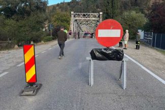Bacău: Traficul greu prin localitatea Ciobănuș, deviat pe ruta Onești – DN 11, după avarierea podului