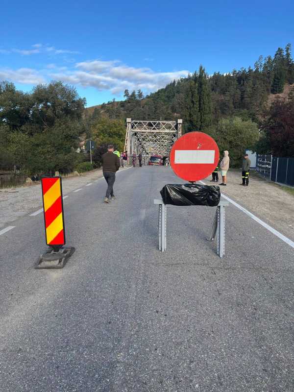 Bacău: Traficul greu prin localitatea Ciobănuș, deviat pe ruta Onești – DN 11, după avarierea podului