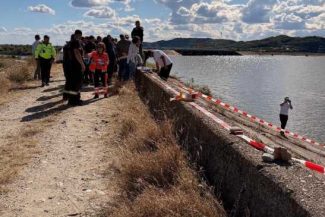 Vâlcea: Tânăra găsită decedată într-o valiză ce plutea pe Olt a fost identificată; un suspect e căutat