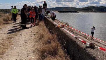 Vâlcea: Tânăra găsită decedată într-o valiză ce plutea pe Olt a fost identificată; un suspect e căutat