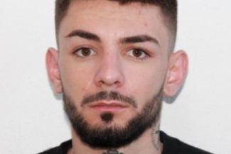 Crima din Vâlcea/Tânărul cercetat pentru omor, dat în urmărire; a fost emis mandat de arestare preventivă