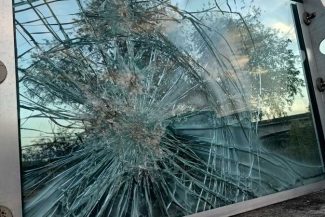 Arad: Aproape toate panourile de sticlă securizată de la un dig panoramic, avariate după ce au fost lovite cu pietre (FOTO-VIDEO)