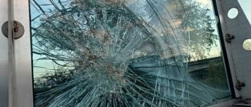 Arad: Aproape toate panourile de sticlă securizată de la un dig panoramic, avariate după ce au fost lovite cu pietre (FOTO-VIDEO)