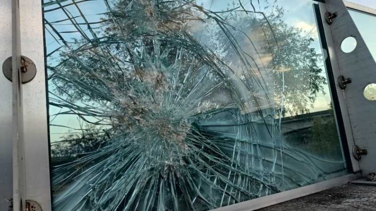 Arad: Aproape toate panourile de sticlă securizată de la un dig panoramic, avariate după ce au fost lovite cu pietre (FOTO-VIDEO)