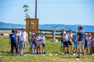 Harghita: Aproximativ 350 de elevi au participat la activități de educație ecologică dedicate berzei albe (GALERIE FOTO)