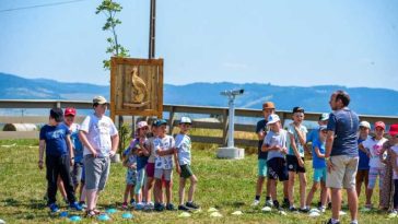 Harghita: Aproximativ 350 de elevi au participat la activități de educație ecologică dedicate berzei albe (GALERIE FOTO)