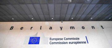 Comisia Europeană cere României transpunerea integrală a noilor norme privind organizarea pieței de energie electrică