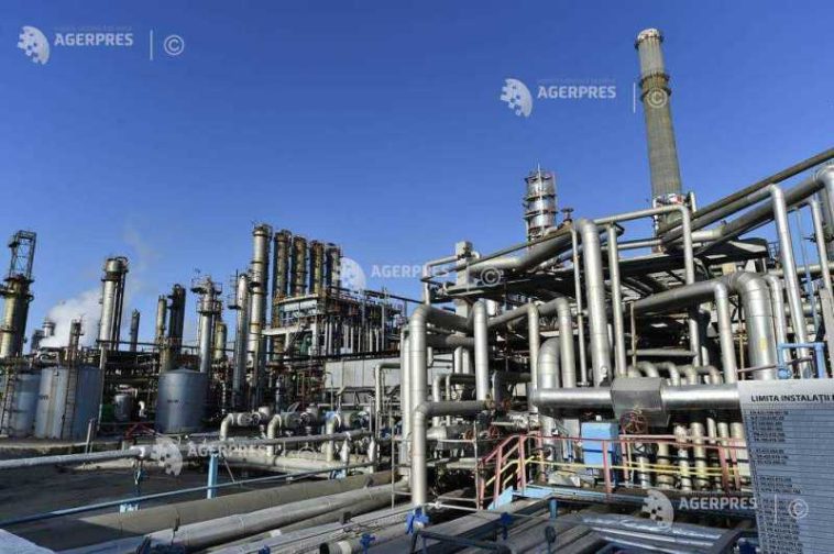 Volatilitatea de pe piața petrolului, mai periculoasă pentru economia României decât un preț mare, dar previzibil (analist)