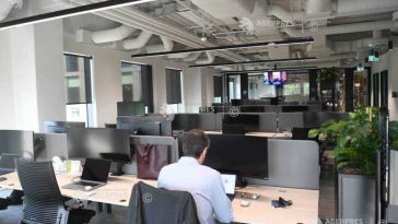 Majoritatea românilor întreabă AI când nu știu ceva; România, pe ultimul loc în UE la utilizarea AI în companii (raport)
