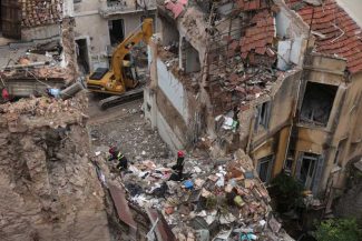 O femeie a murit și cinci persoane sunt date dispărute după prăbușirea unei clădiri în Atena