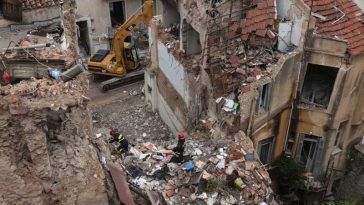 O femeie a murit și cinci persoane sunt date dispărute după prăbușirea unei clădiri în Atena
