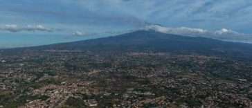 O nouă erupție a vulcanului Etna duce la închiderea aeroportului din Catania până duminică