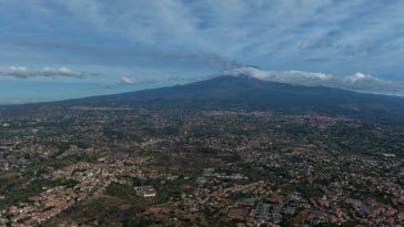 O nouă erupție a vulcanului Etna duce la închiderea aeroportului din Catania până duminică