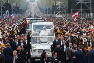 Papa Leon al XIV-lea, aclamat de o mare de oameni pe Champs-Élysées