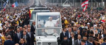 Papa Leon al XIV-lea, aclamat de o mare de oameni pe Champs-Élysées